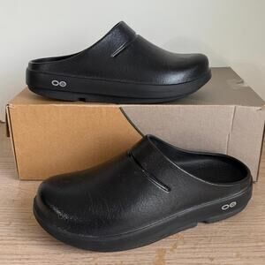 ￼OOFOS OOCLOOG ‘Triple Black’ Clog Comfort Sandal- Men 6- W 8